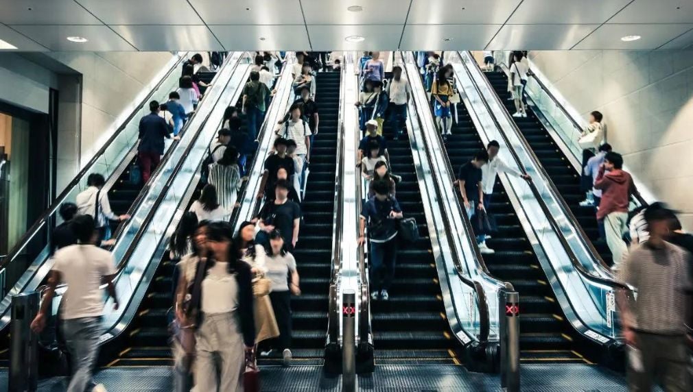 hình ảnh thang cuốn tại trung tâm thương mại