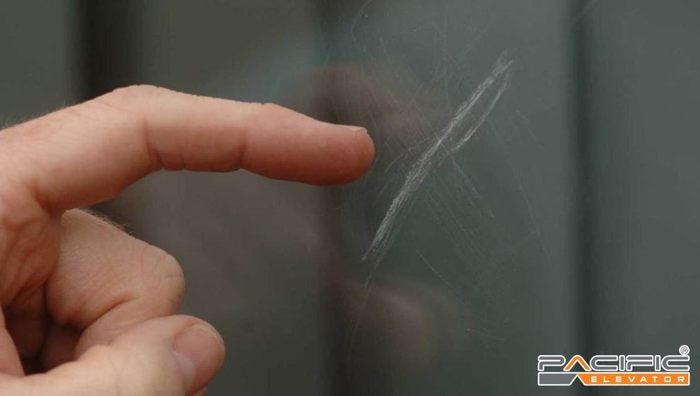 cabin thang máy bị trầy xước khi vệ sinh không đúng cách