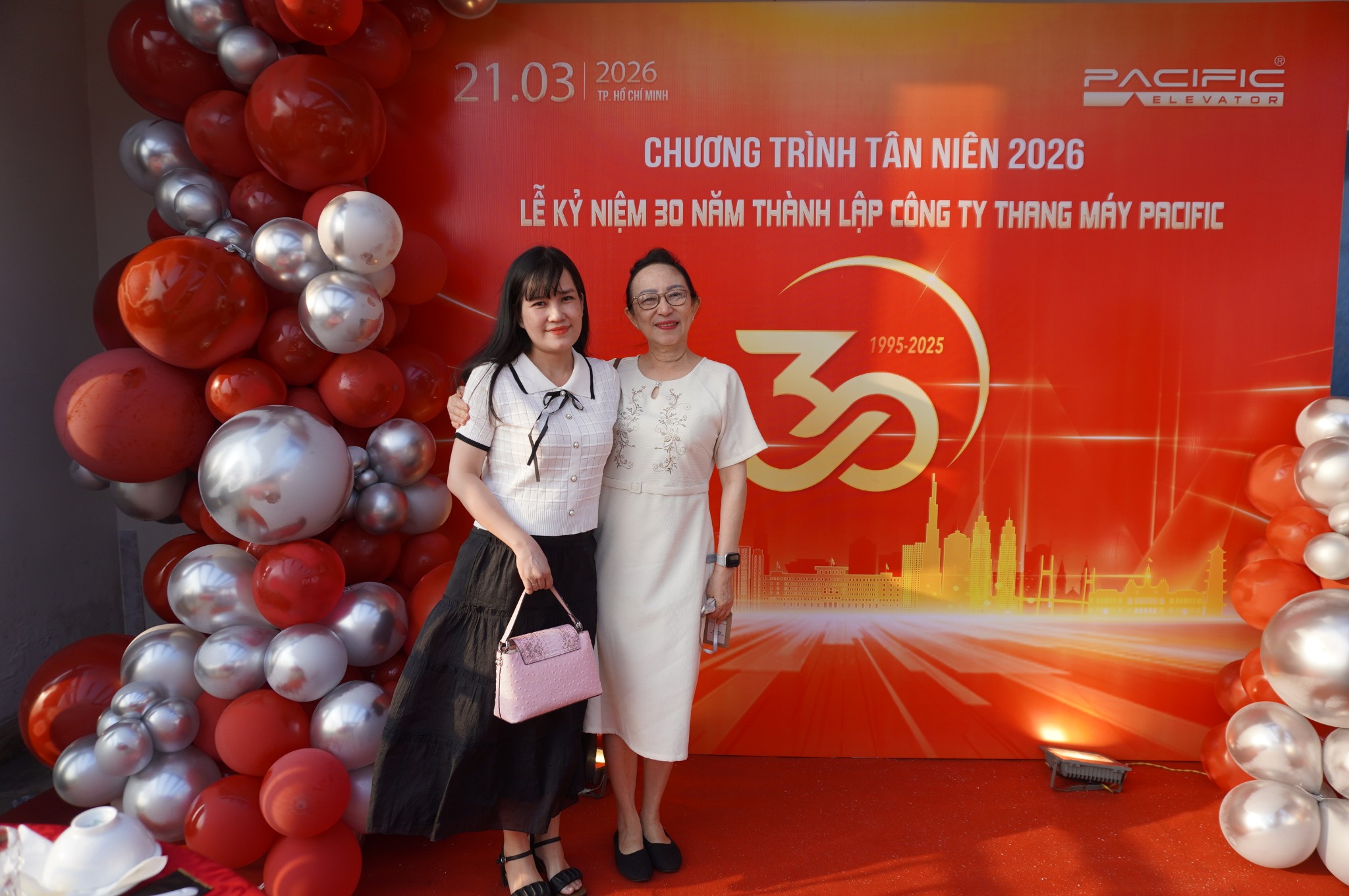 Nhân viên công ty hưởng ứng văn nghệ tự do