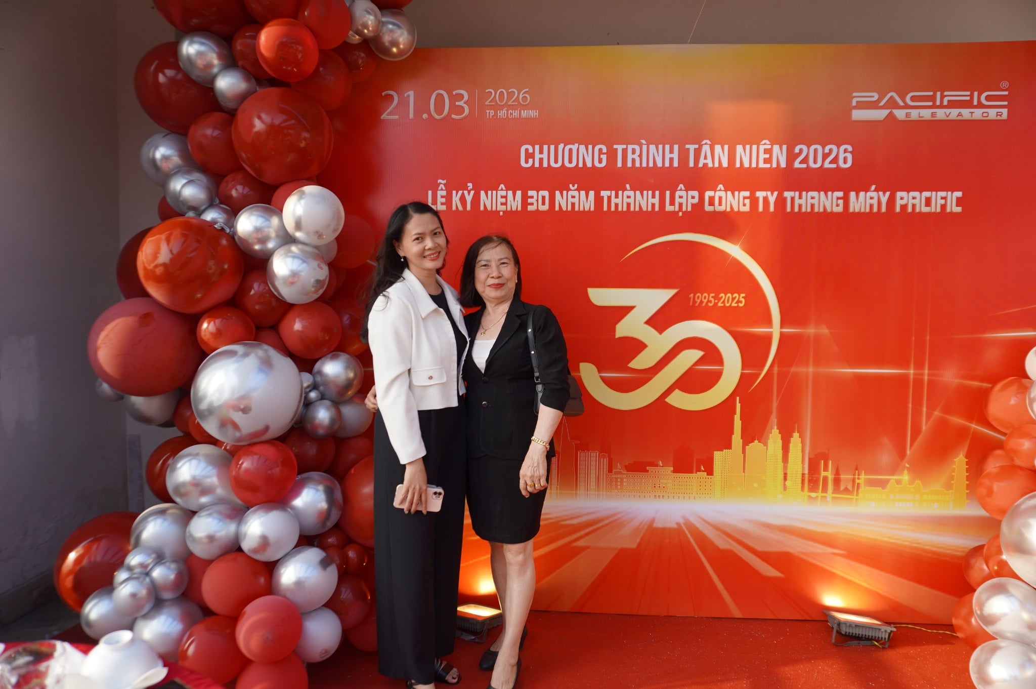 Nhân viên công ty hưởng ứng văn nghệ tự do