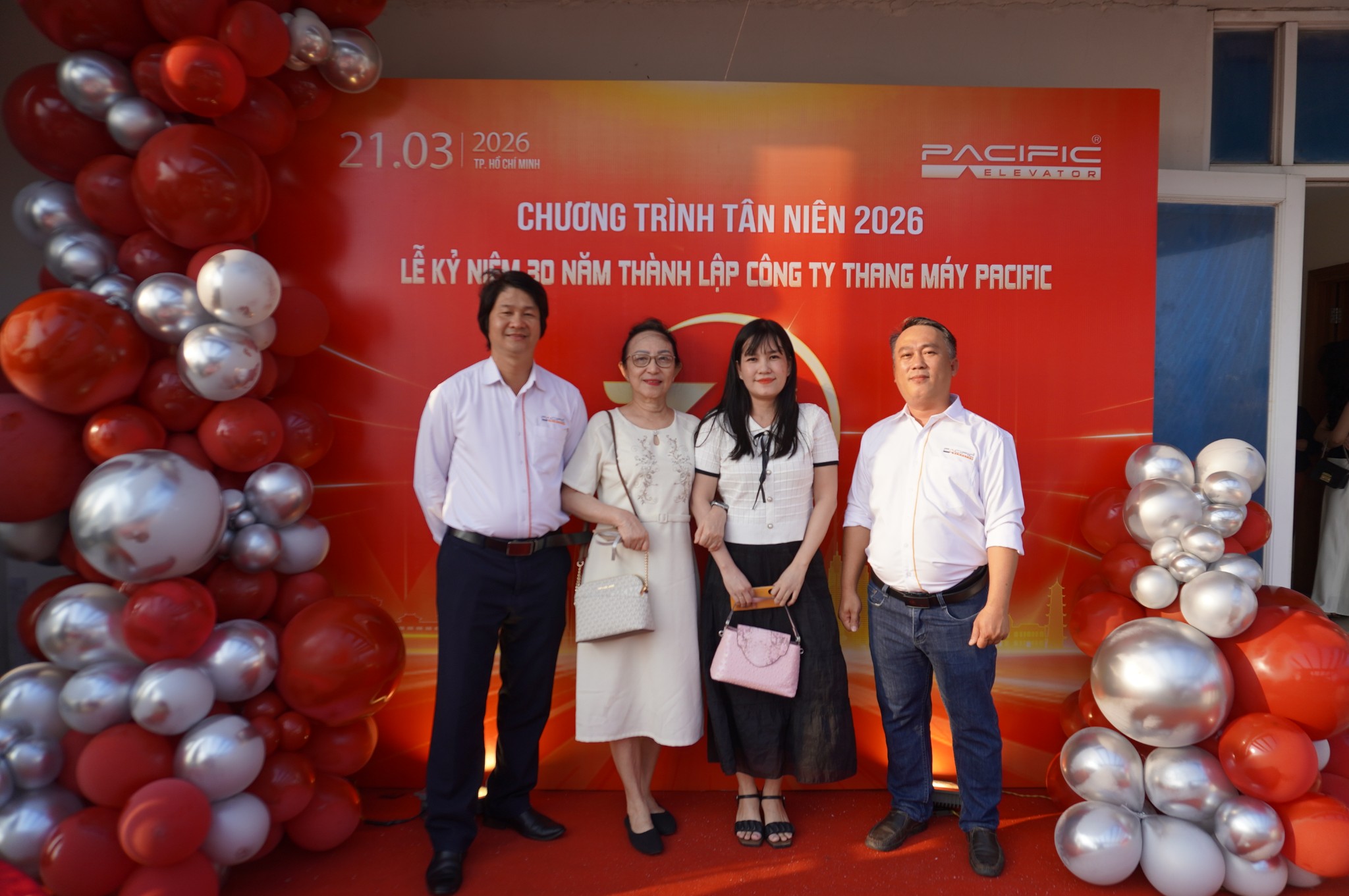 Nhân viên công ty hưởng ứng văn nghệ tự do