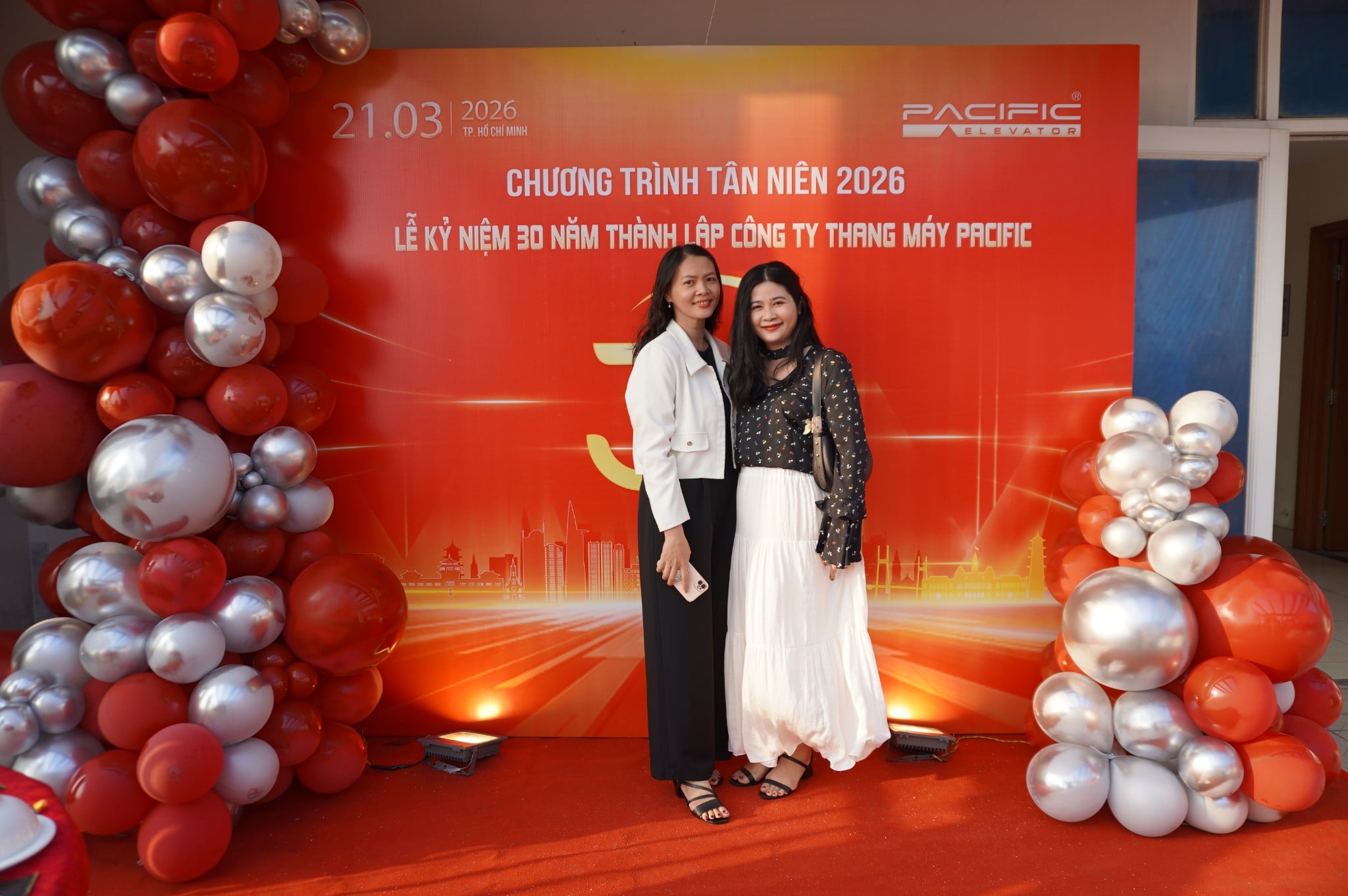 Nhân viên công ty hưởng ứng văn nghệ tự do