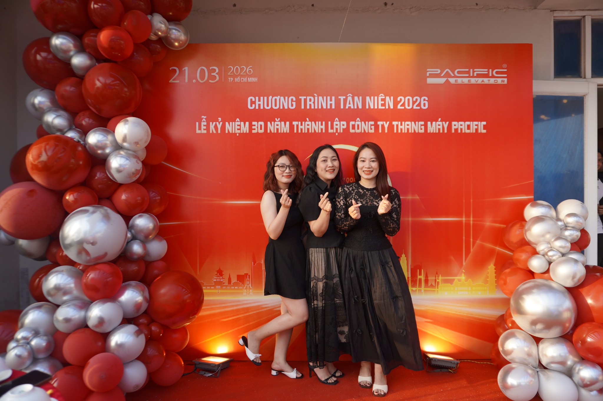 Nhân viên công ty hưởng ứng văn nghệ tự do