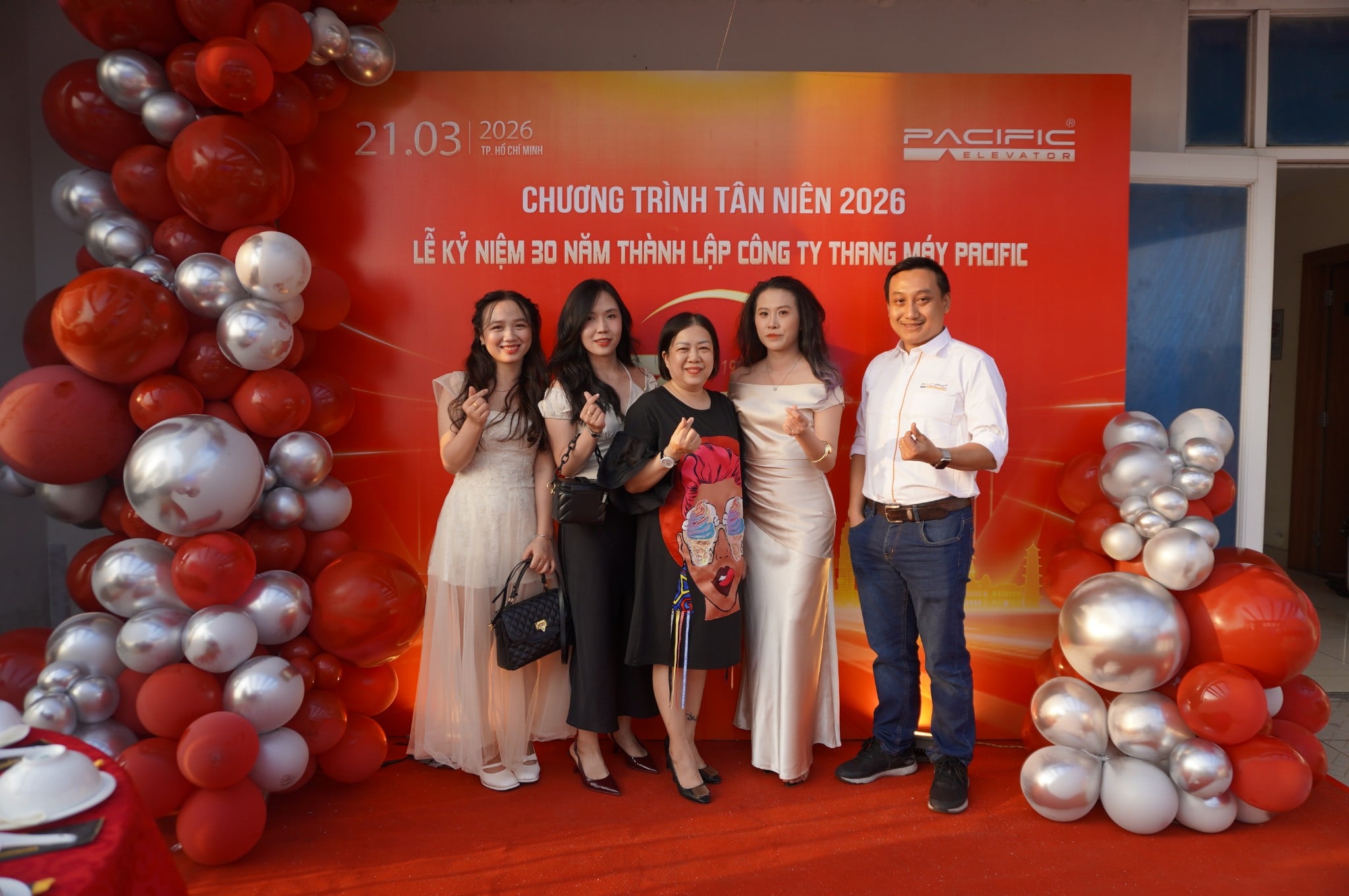 Nhân viên công ty hưởng ứng văn nghệ tự do