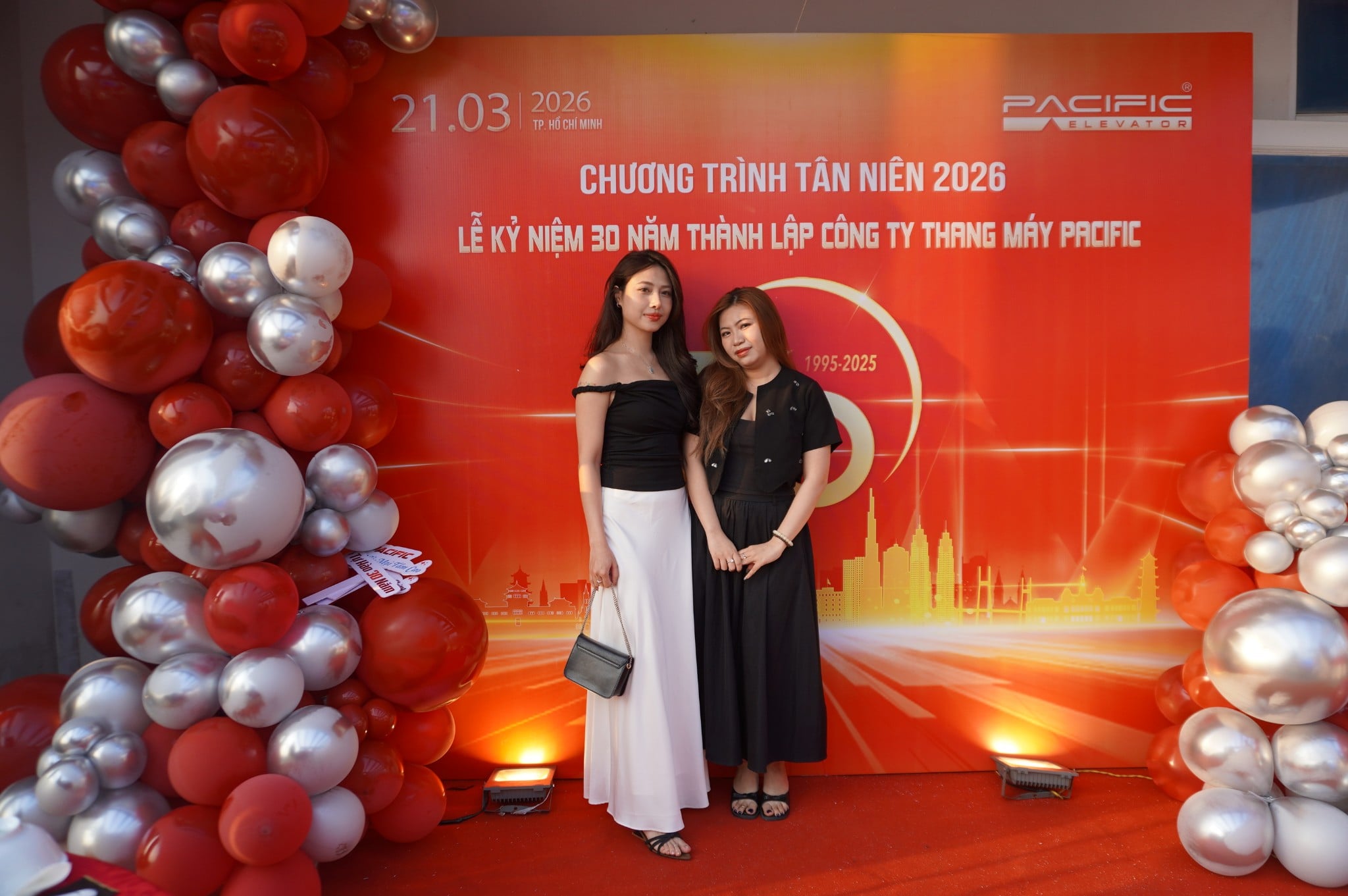 Nhân viên công ty hưởng ứng văn nghệ tự do