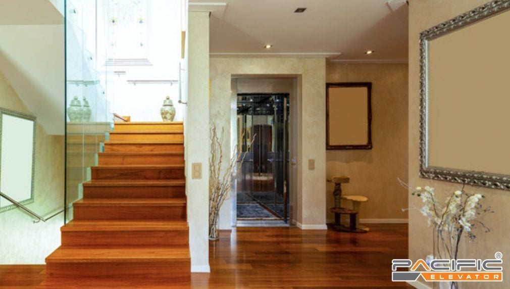 vị trí thang máy cạnh cầu thang bộ