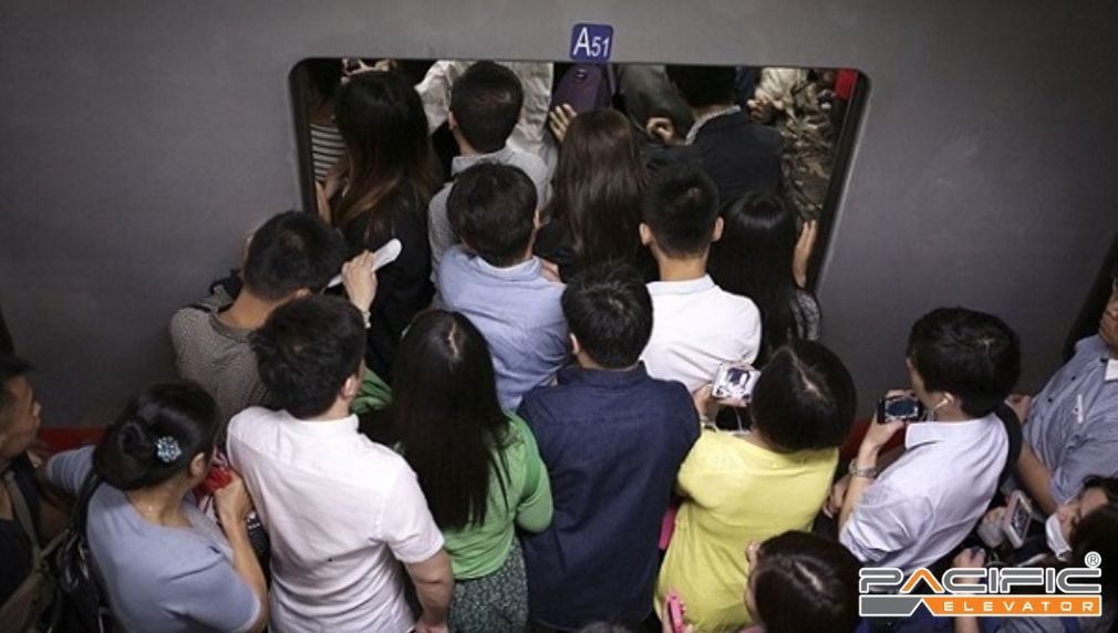 không chen lấn khi đi thang máy