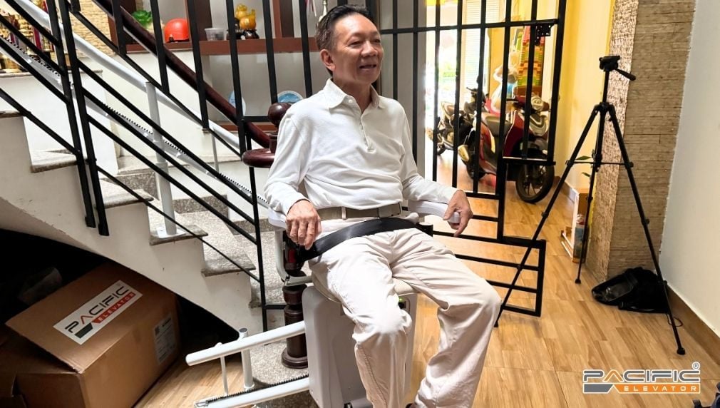 Hình ảnh khách hàng sử dụng thang ghế Stairlift từ Thang máy Pacific