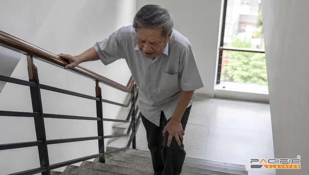 Hình ảnh minh hoạ người cao tuổi khó khăn trong di chuyển thang bộ