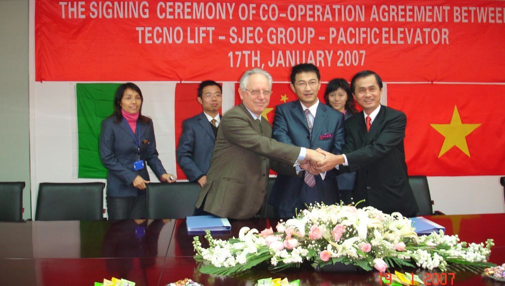 Hình ảnh lễ ký kết hợp tác của Thang máy Pacific với Tập đoàn Thang máy Tecno vào 2007
