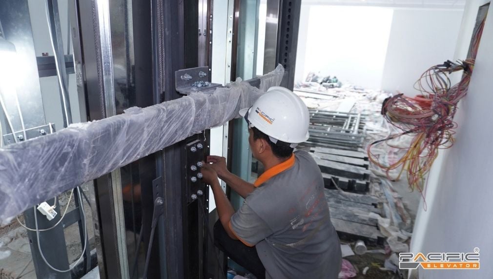 Kỹ thuật Công ty Thang máy Pacific lắp đặt thang máy vách kính