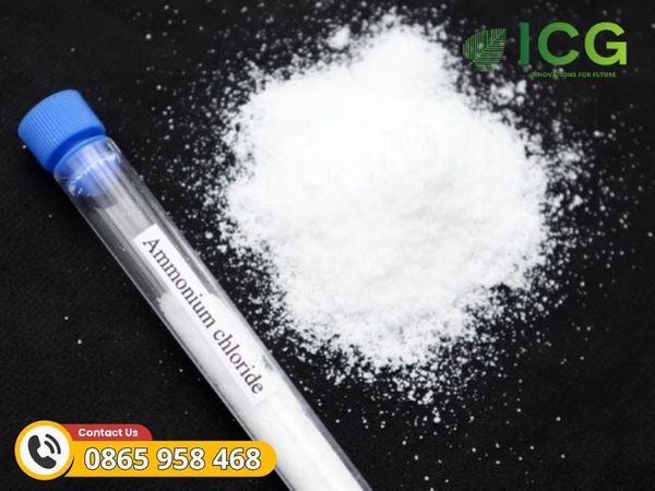 Amoni clorua tinh thể màu trắng ở trạng thái thường không mùi