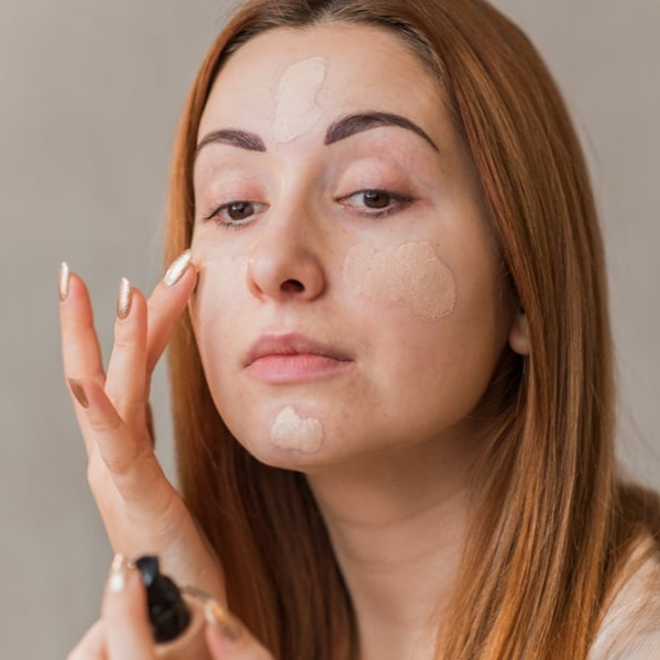 sử dụng kem che khuyết điểm mỏng nhẹ cho da mụn