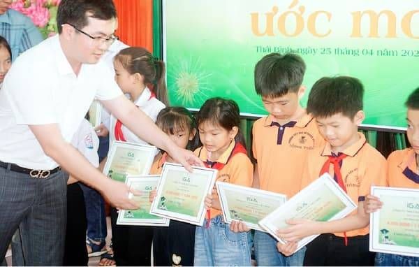 Lễ trao học bổng tại Trường TH & THCS Hồng Tiến (Kiến Xương, Thái Bình)