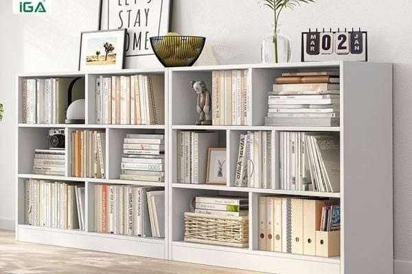Kệ sách đứng màu trắng khi trang trí