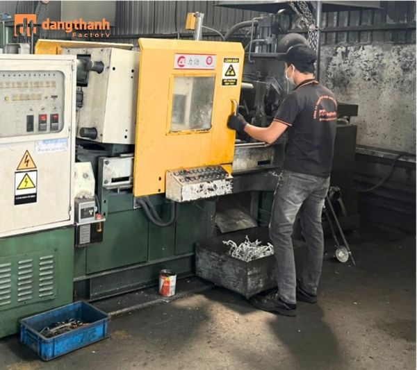 Xưởng Đăng Thành đúc bản lề lá hợp kim kẽm