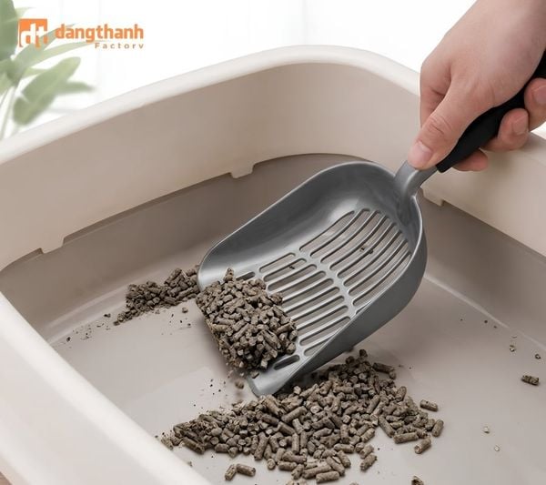 Cạo sạch đáy khay bằng xẻng xúc cát mèo bằng nhôm
