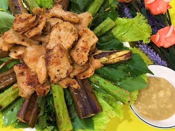 Đĩa dê nướng tía tô Ninh Bình — vai dê thái lát 8mm nướng vỉ điện 180°C, rắc lá chanh non thái chỉ tại Dê Ngon Quán