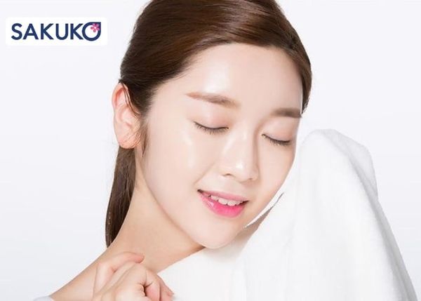 Tại sao không nên đợi da khô hẳn mới dùng toner