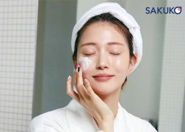 Bạn nên bôi kem dưỡng ẩm trước khi bôi kem chống nắng