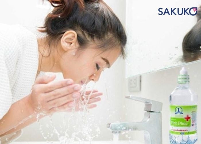 Rửa mặt bằng nước muối sinh lý đúng cách