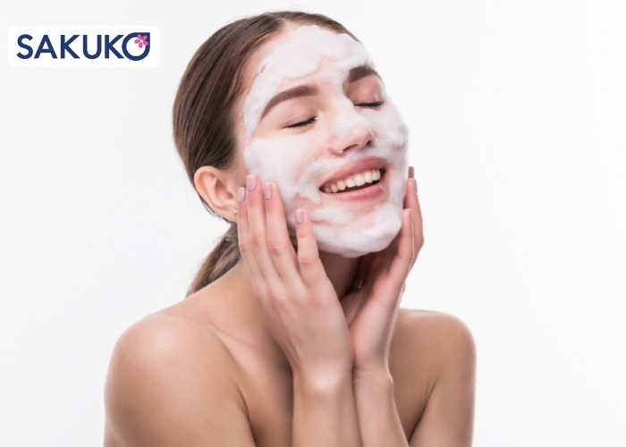 Dùng nước tẩy trang có cần rửa mặt lại không?