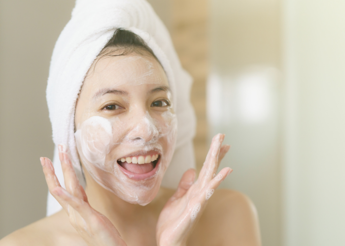 Bước 3: Rửa mặt lại với sữa rửa mặt phù hợp