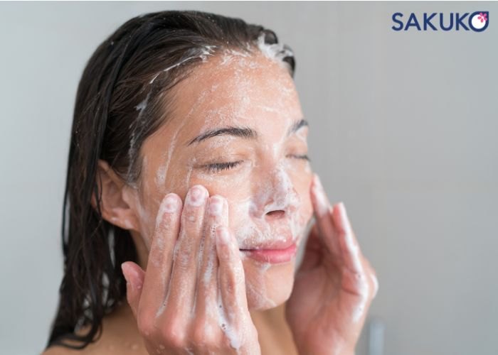 Rửa mặt bằng sữa rửa mặt