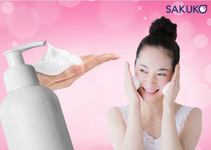 Làm sạch da mặt nhẹ nhàng bằng sản phẩm sữa rửa mặt dịu nhẹ