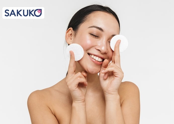 So sánh sáp tẩy trang và nước tẩy trang