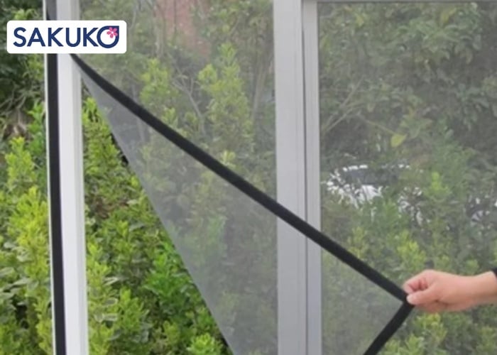 Cách đuổi muỗi trong phòng ngủ bằng cửa lưới chống muỗi