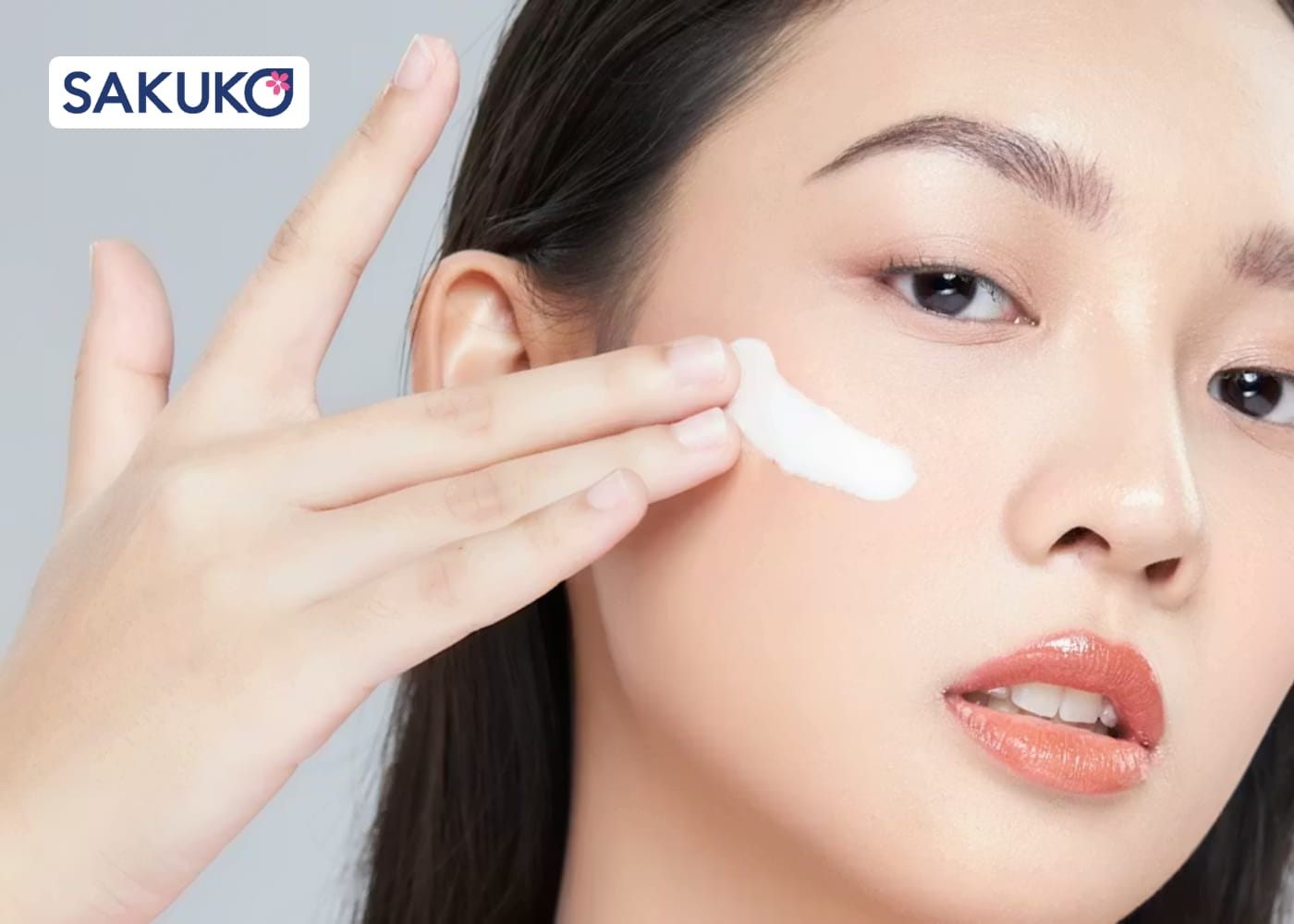 cách làm giảm nếp nhăn trên mặt Bảo vệ da bằng kem chống nắng mỗi ngày, kể cả trong nhà hay trời râm mát