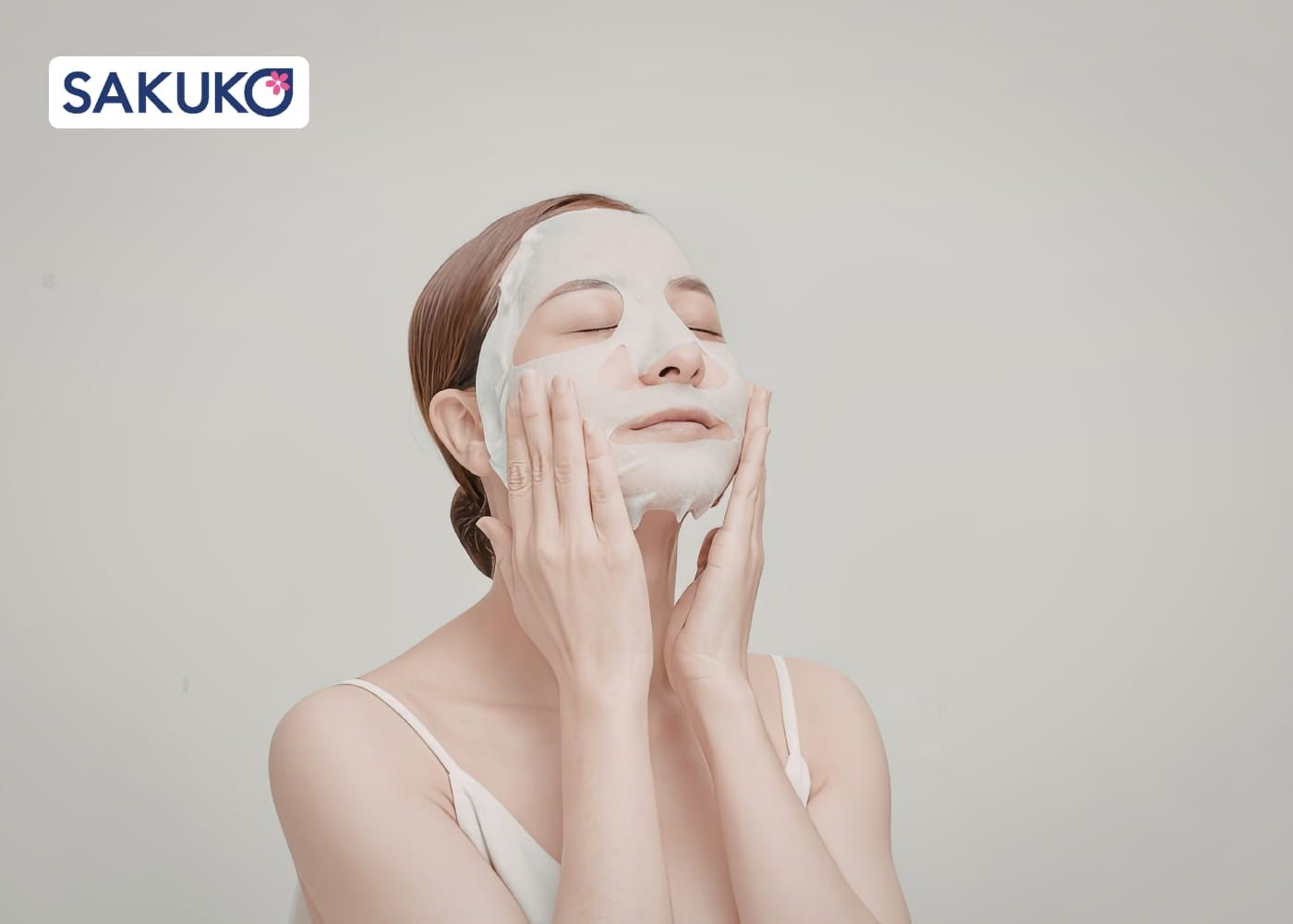 Cách làm trắng da mặt bằng dầu dừa Kết hợp dầu dừa cùng mặt nạ giấy