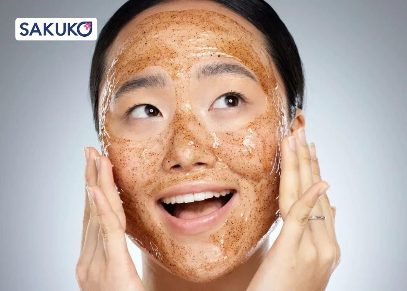 Sử dụng các sản phẩm tẩy tế bào chết vật lý để làm sáng da tức thì