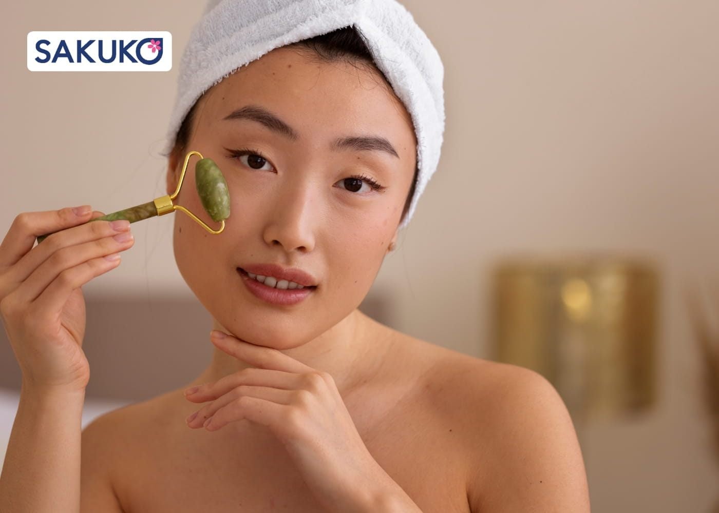 Cách 3: Cách nâng cơ mặt tại nhà&nbsp;với dụng cụ massage thủ công