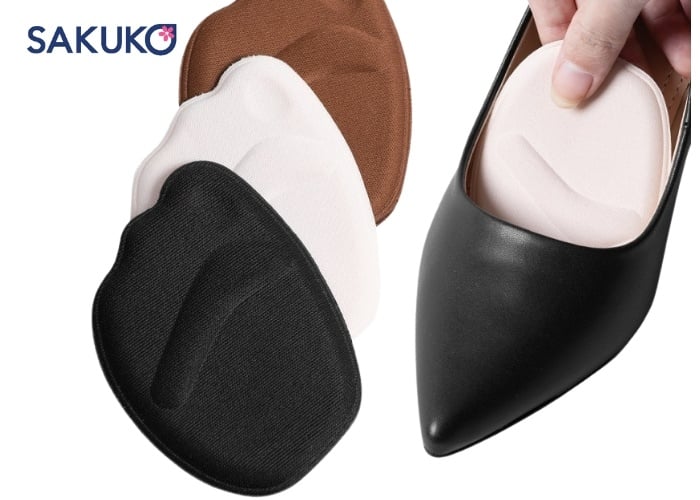 Cách khắc phục giày rộng hơn 1 size bằng nhét bông hoặc giấy mềm vào mũi giày