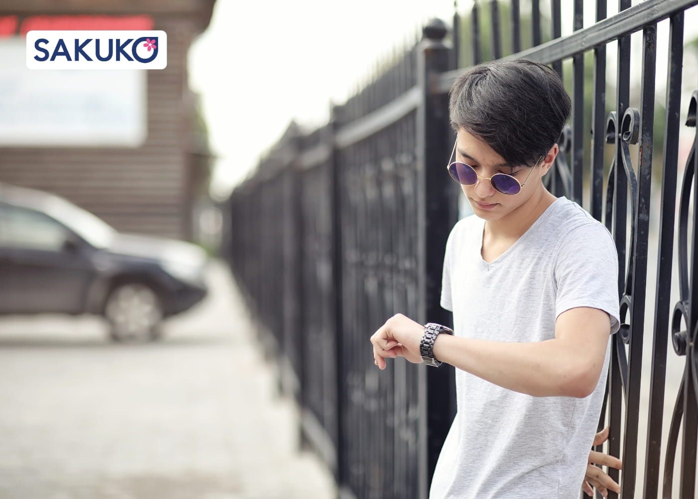 chăm sóc mắt bằng cách đeo kính râm khi ra đường, đặc biệt khi trời nắng gắt