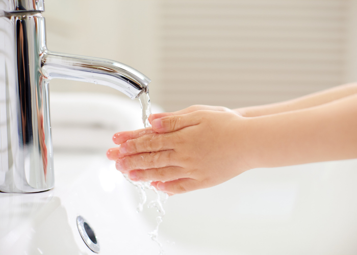 Làm ướt và rửa sạch tay