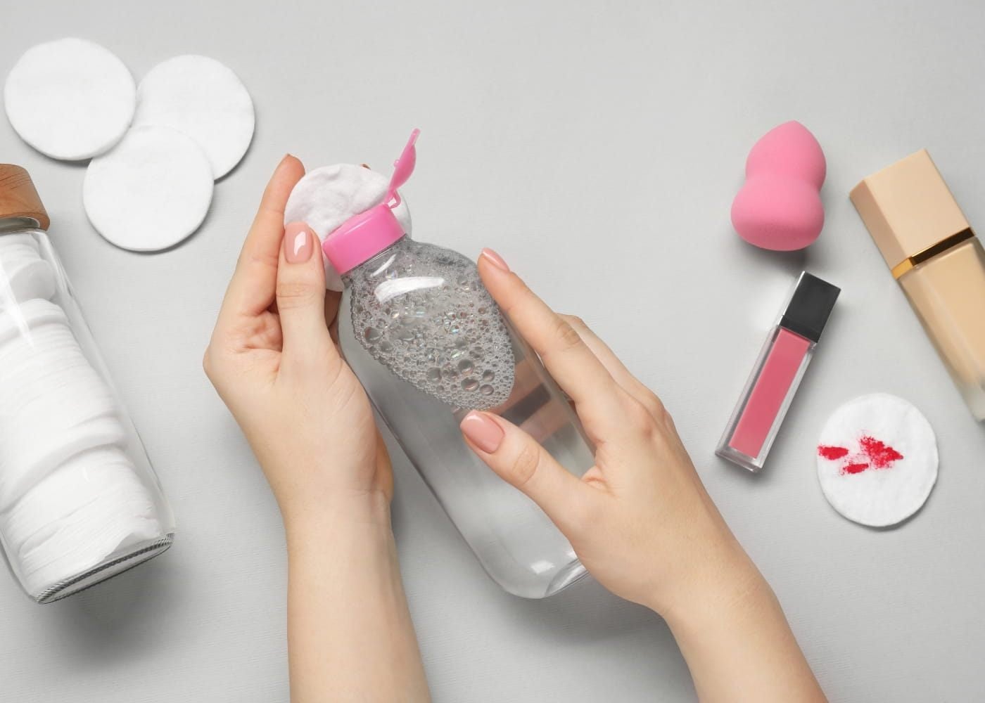 Bí kíp các bước để sở hữu làn da căng mọng, trắng hồng tự nhiên: Làm sạch da bằng nước tẩy trang và sữa rửa mặt