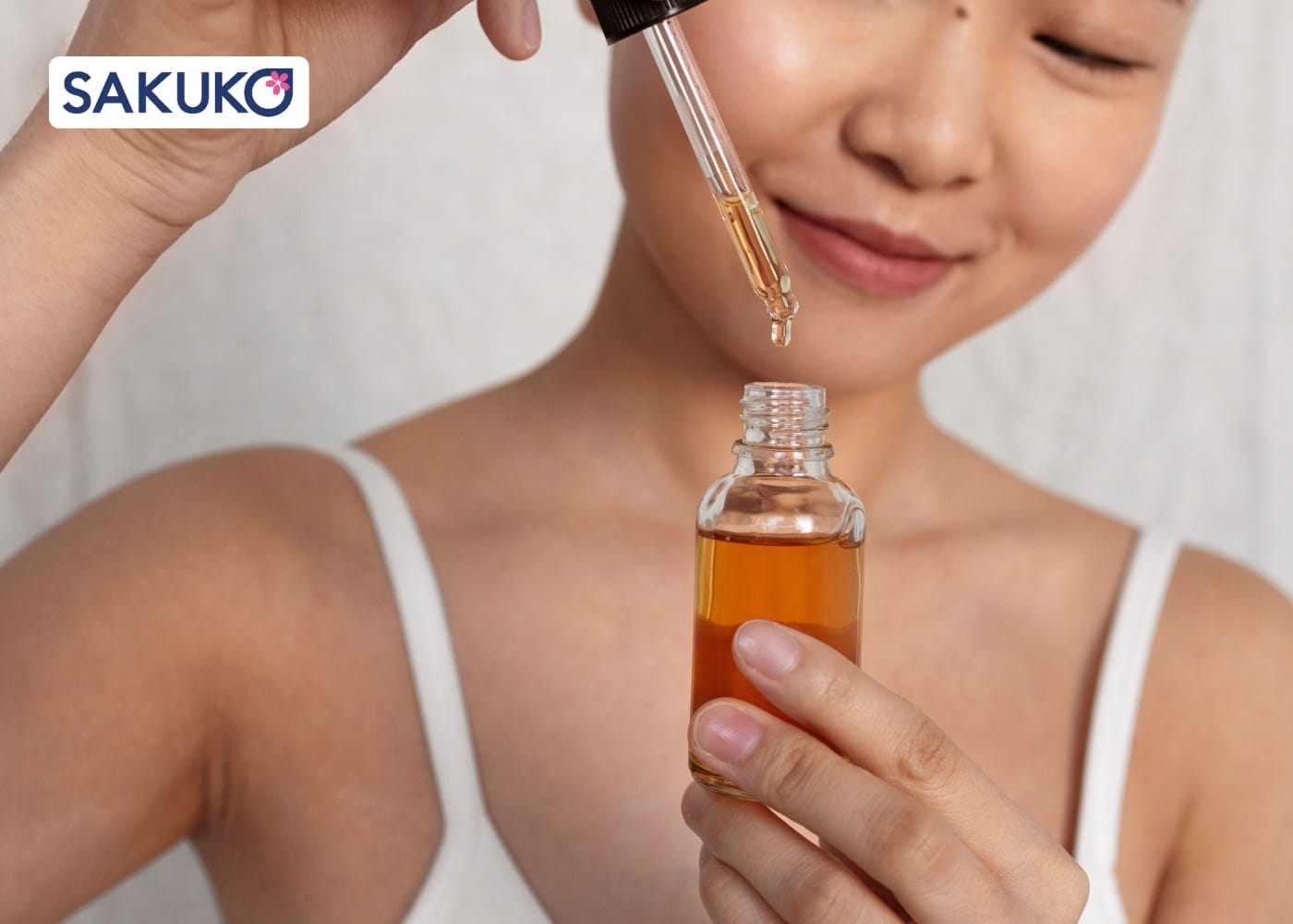 Bí kíp các bước để sở hữu làn da căng mọng, trắng hồng tự nhiên: Cấp ẩm sâu với Essence và Serum