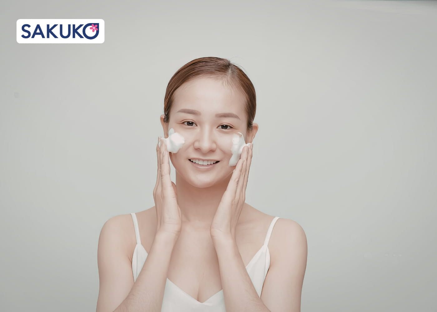 Da mặt chảy xệ phải làm sao? A-Z cách khắc phục  Dùng sản phẩm skincare tốt cho da mặt chảy xệ