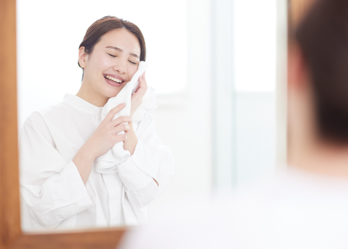 Lau khô bằng khăn mềm sạch