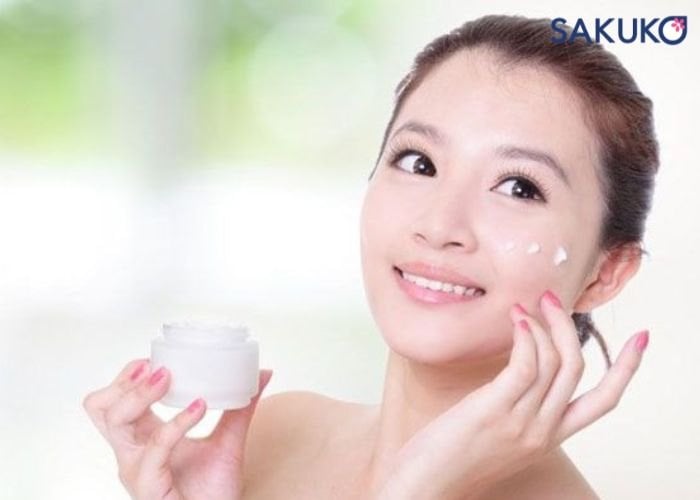 Có bắt buộc phải dùng cả emulsion và serum trong routine skincare không?