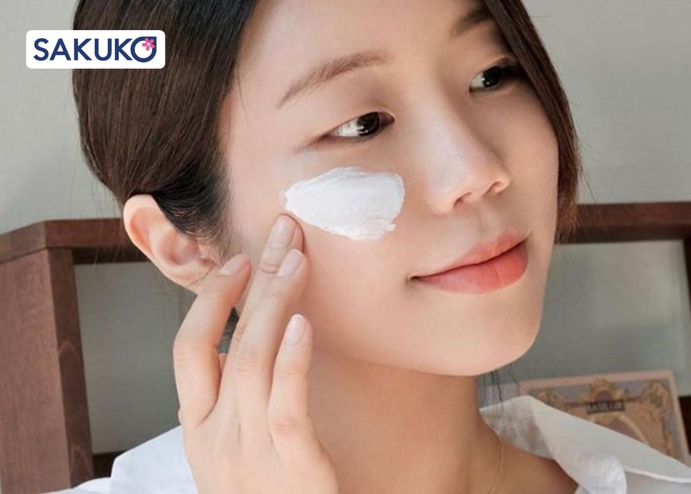 Hướng dẫn sử dụng kem chống nắng nào tốt cho da mặt mà không gây mụn