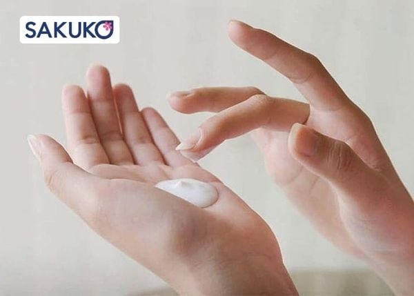 Lấy lượng kem chống nắng bằng đồng xu