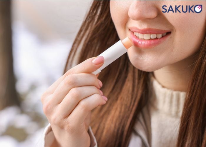 Vì sao sau phun môi không nên dùng son dưỡng màu quá sớm?