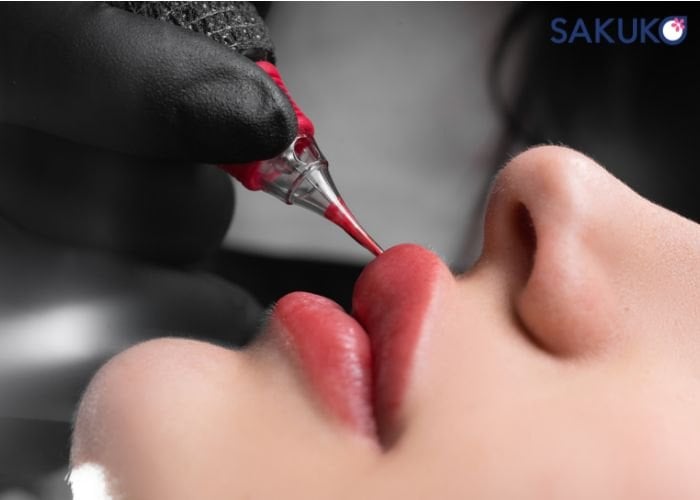 Sau phun môi dùng son dưỡng có màu được không