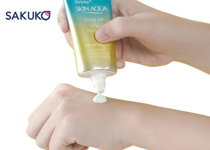 Cách sử dụng kem chống nắng Skin Aqua màu xanh