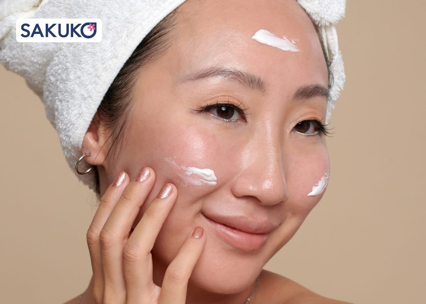 Chu trình skincare cho da mụn ẩn vào buổi sáng dùng Kem dưỡng ẩm mỏng nhẹ