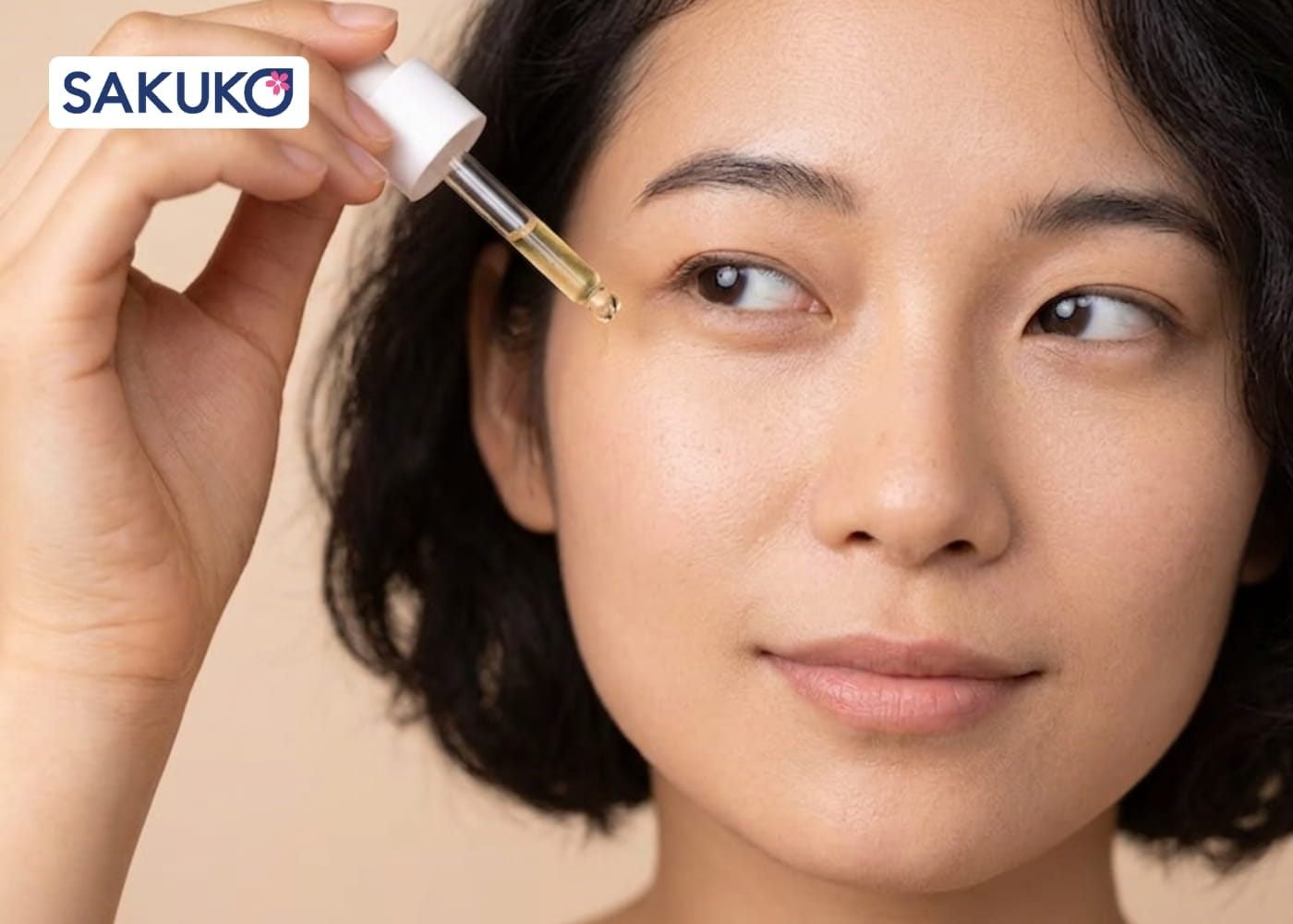 Chu trình skincare cho da mụn ẩn vào buổi tối dùng sản phẩm đặc trị (Treatment)